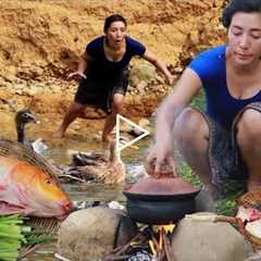 Adventure solo in forest- Catch duck and fish for food- Cooking duck &fish  for survival in..