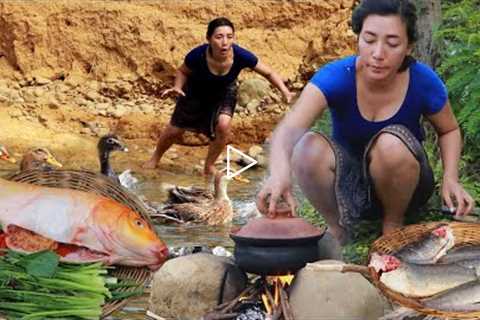 Adventure solo in forest- Catch duck and fish for food- Cooking duck &fish  for survival in..